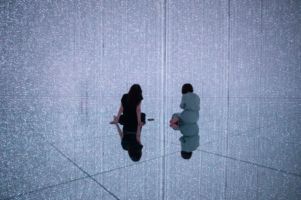 dos personas en teamlab planets