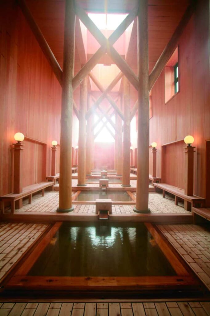 El interior de un onsen en Kusatsu, Gunma, Japón