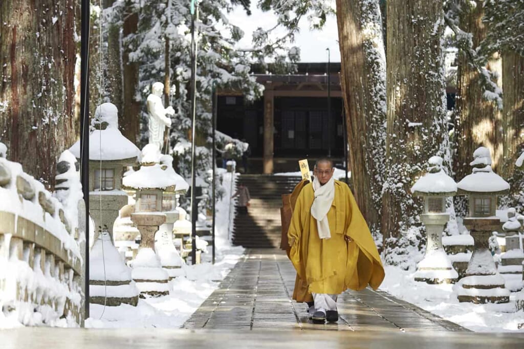 Monjes budistas frente al recinto de Okuno-in en Koyasan