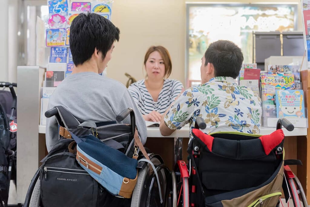 Jóvenes con movilidad reducida en Okinawa