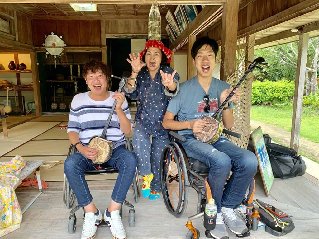 Aprendiendo a tocar instrumentos locales en Okinawa