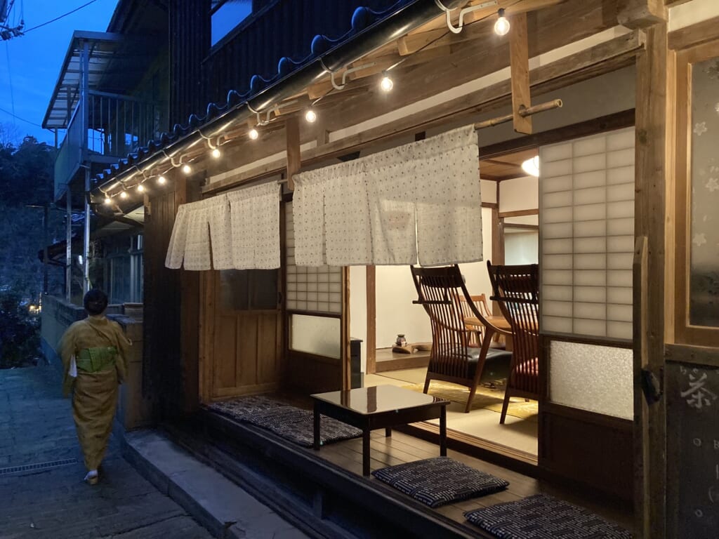 El precioso ryokan en un ambiente del período showa
