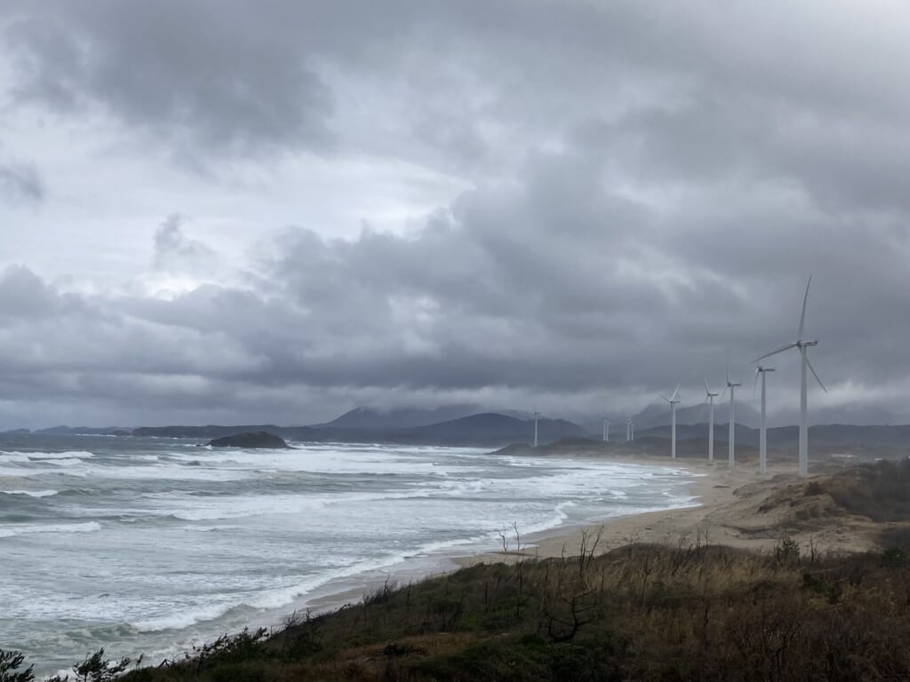 El mar y los molinos de viento en Shimane