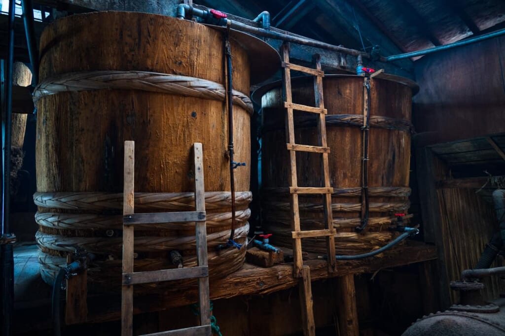 En el Japón tradicional, la soja es fermenetada en barries de madera 