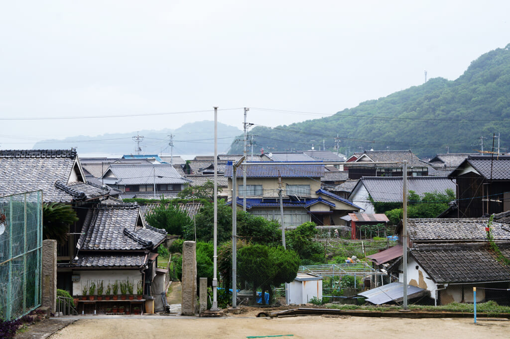 Vista del pueblo pesquero japonés desde el patio de la escuela Manabeshima