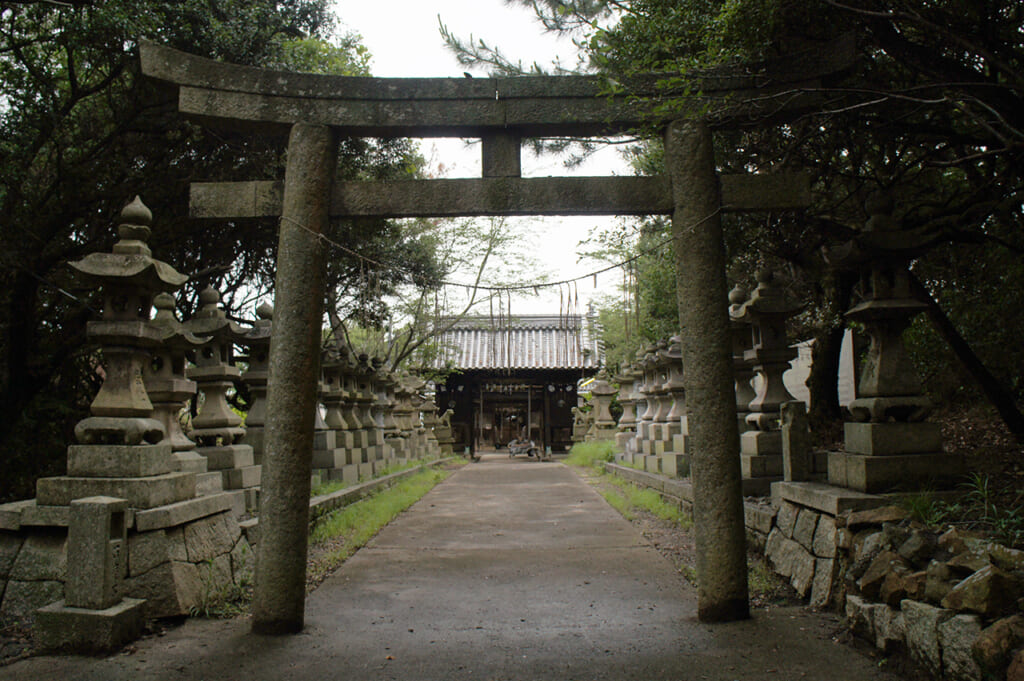 El torii de la entrada del santuario