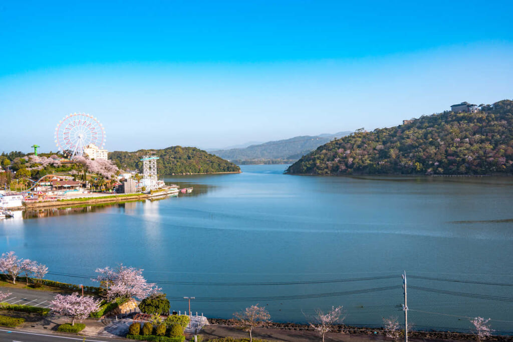La vista del hermoso lago Hamana desde nuestra habitación en Hoshino Resorts KAI Enshu en Hamamatsu