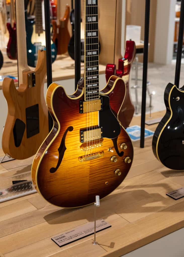 Una guitarra eléctrica de Yamaha