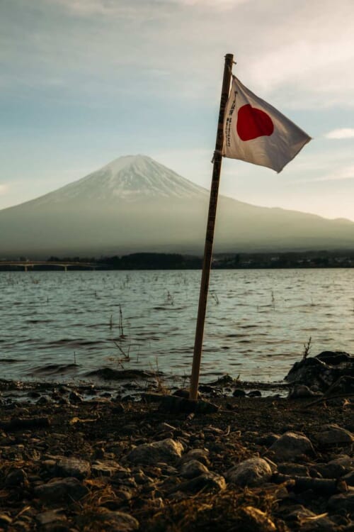 Una bandera japonesa ondeando frente al monte Fuji