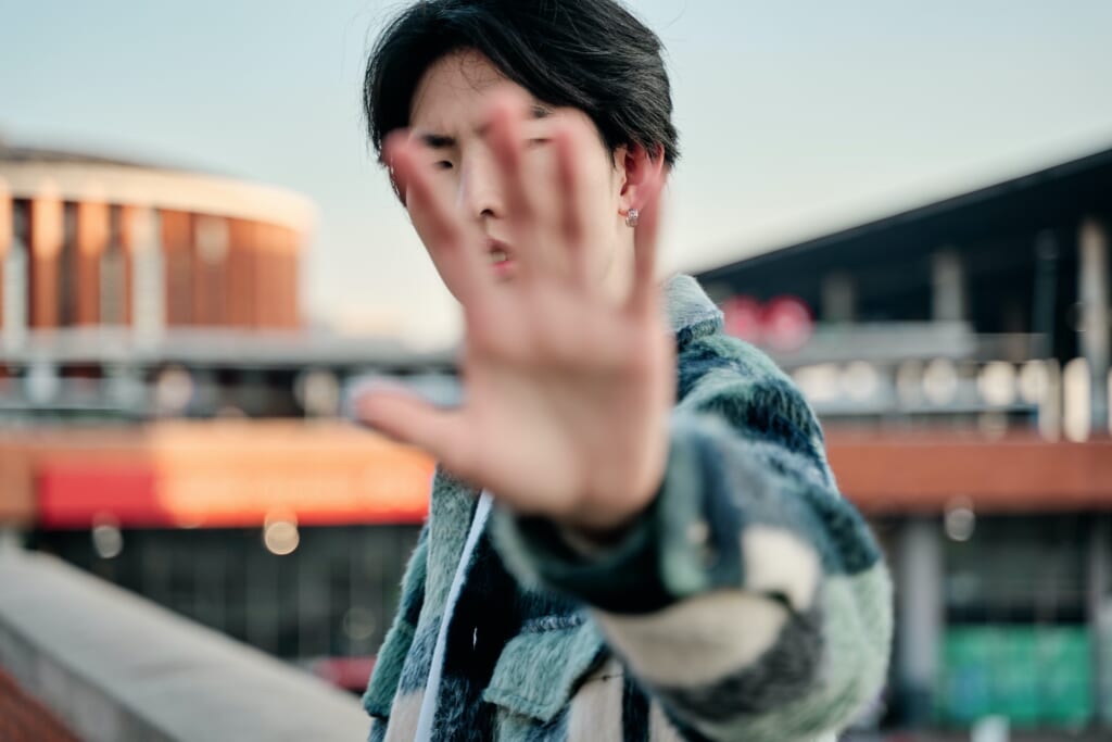 Un chico diciendo que no con la mano