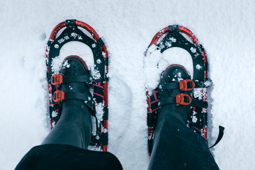 Caminando por la nieve de Takane con raquetas.