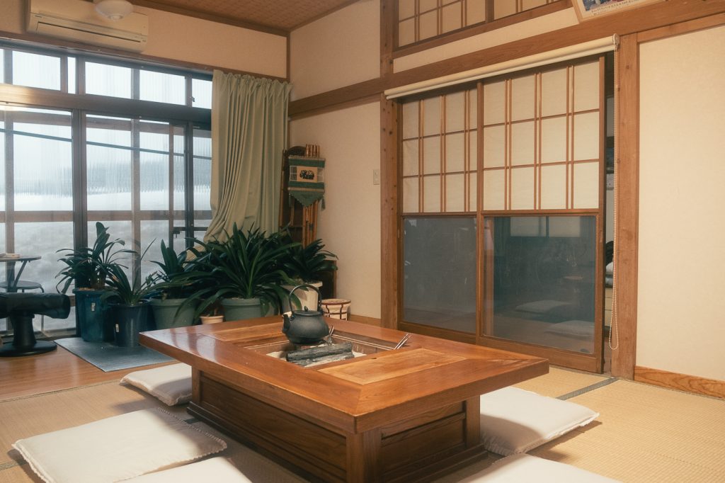 Sala de estar de Minsuku Zaigomon; hotel en una granja de Takane, uno de los alojamientos japoneses.