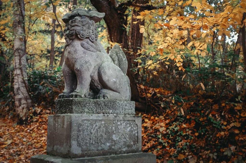 Un komainu en los terrenos de un santuario japonés