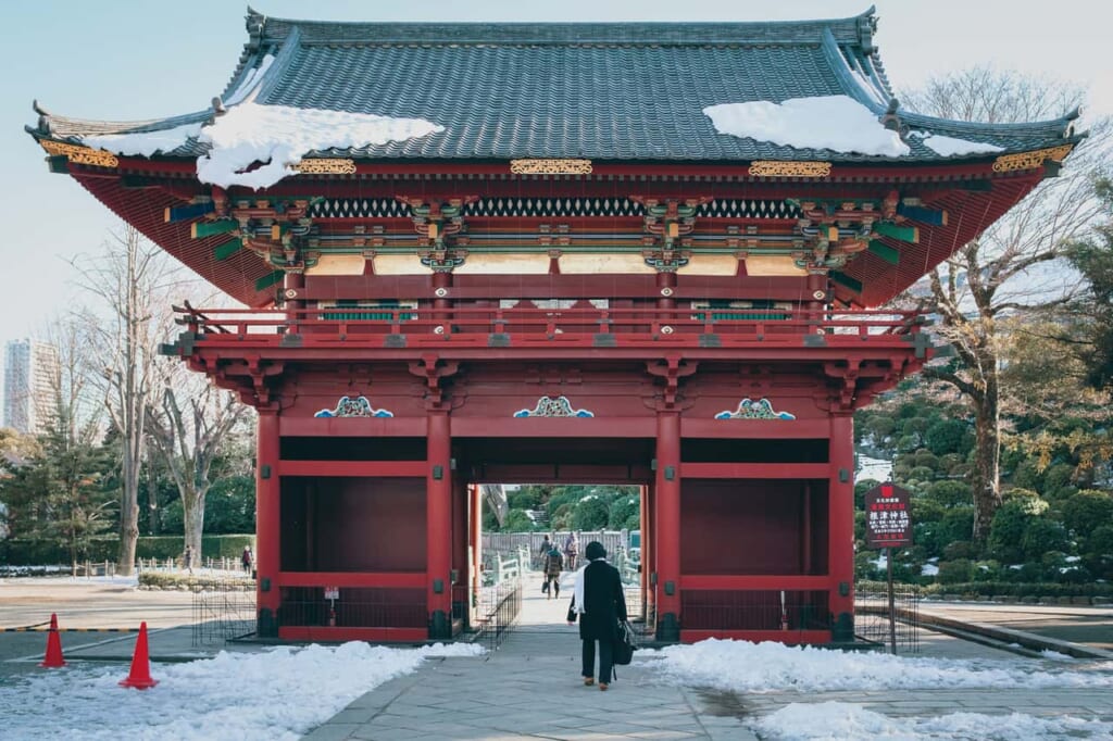 Templos y santuarios:  la entrada de un templo en Tokio