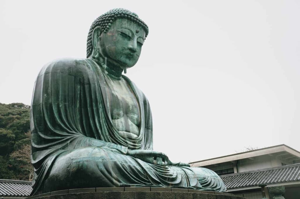 El gran Buda de Kamakura en un templo japonés