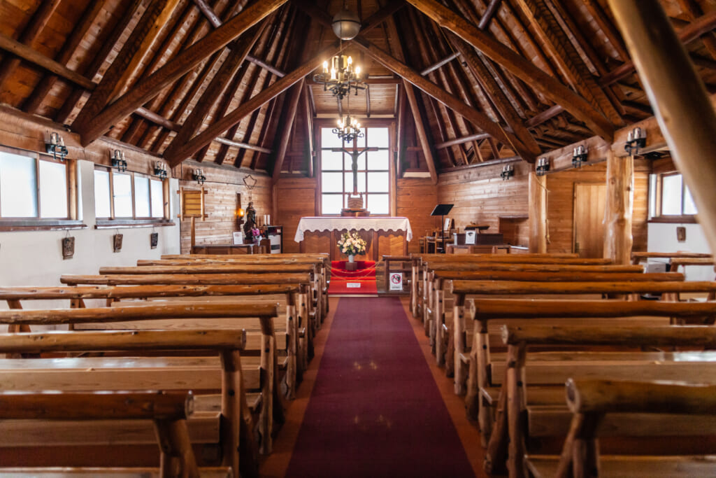 El altar de una bonita iglesia cristiana en Japón