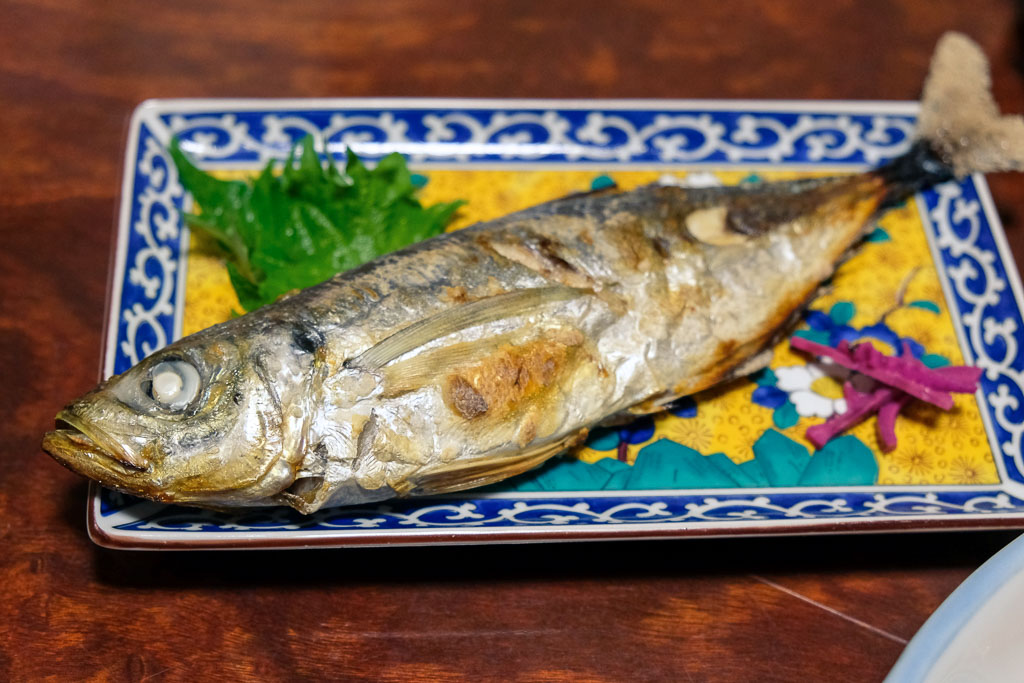 Jurel frito en una cena de un ryokan japonés