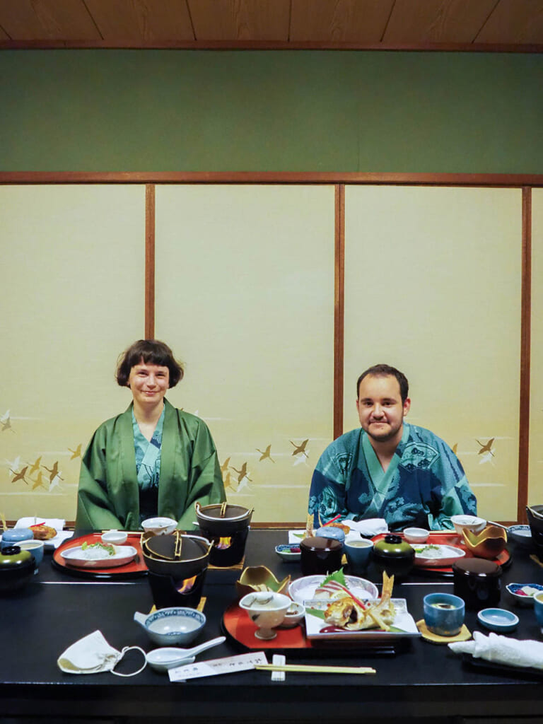Disfrutando de una cena Kaiseki en un ryokan