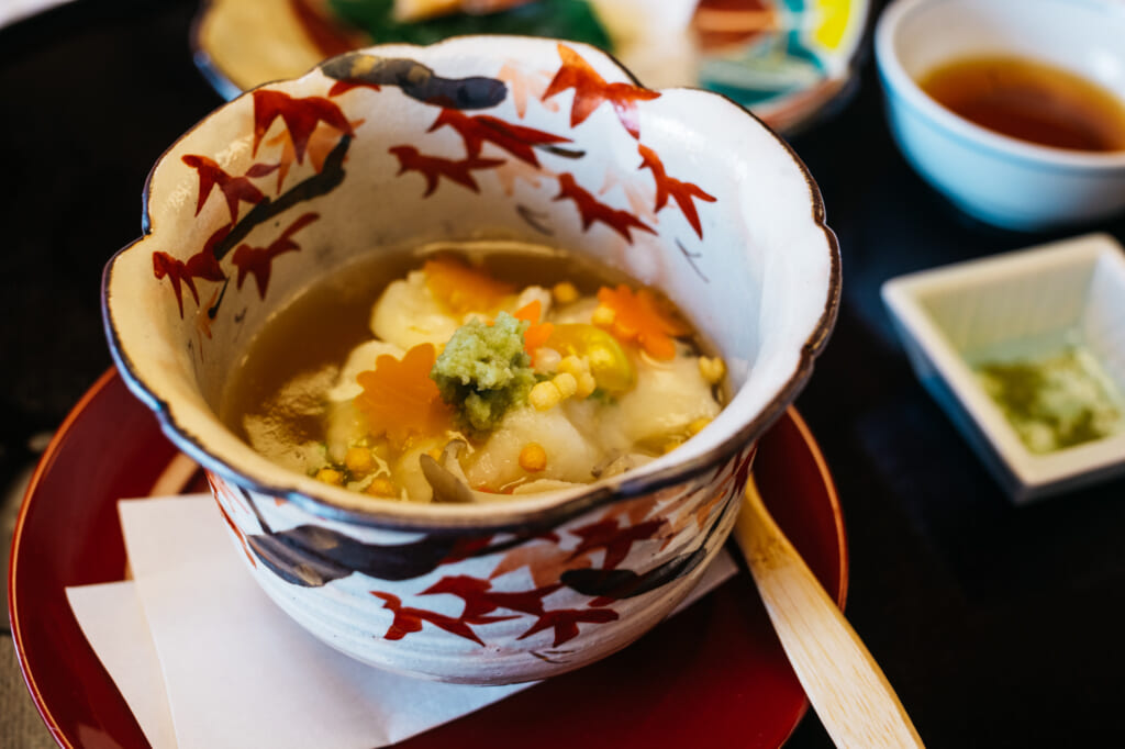 Sopa durante una comida japonesa