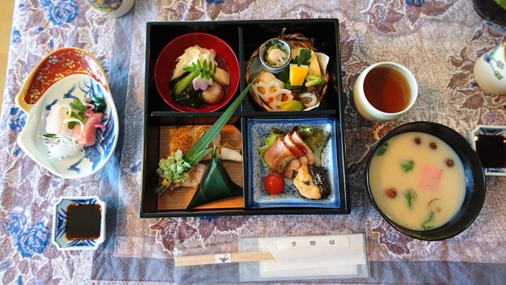 Un shokado bento durante una ceremonia del té