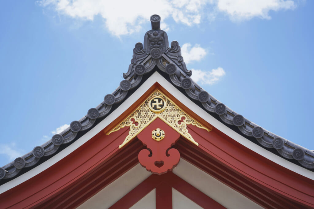 Un tejado budista con el símbolo de la religión