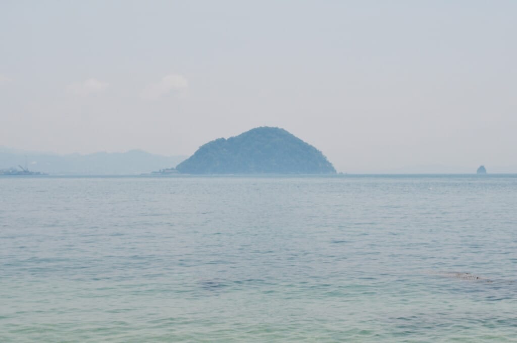 Una isla sobresaliendo del mar en Matsuyama
