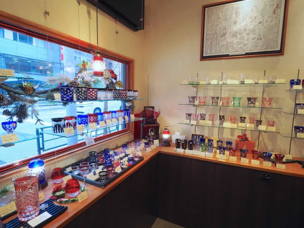 El interior del Edo-Kiriko Kan con vidrios a la venta