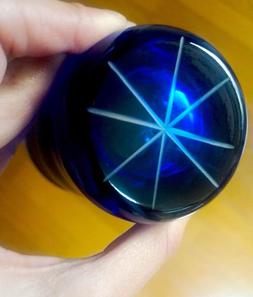 El fondo de mi vaso, con un dibujo.