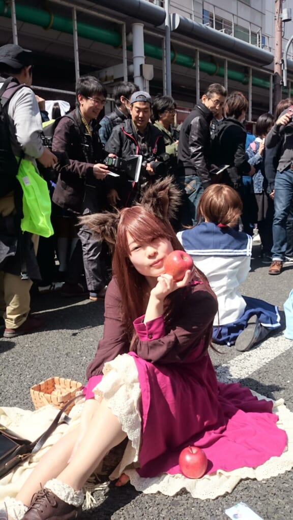 Chica disfrazada en el festival de cosplay de Osaka.