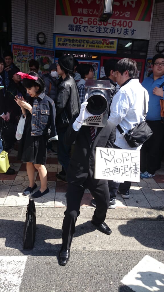 Persona disfrazada en el festival de cosplay de Osaka.