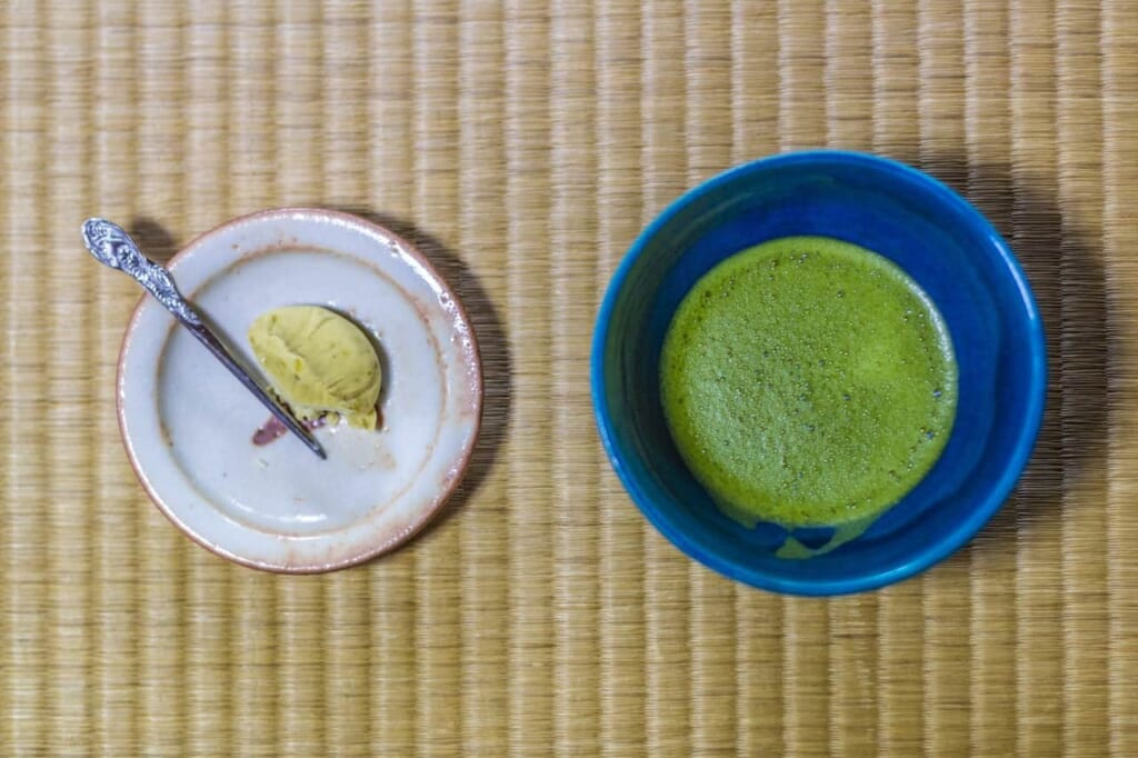 Té matcha y wagashi en una ceremonia del té