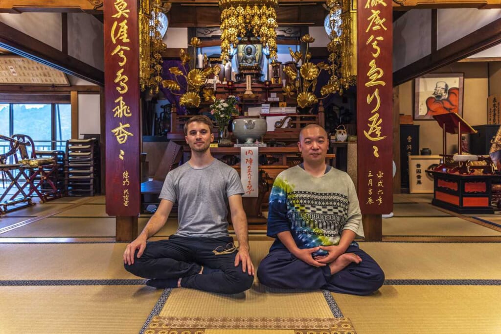 Poses de meditación zen con el maestro en el templo Zensho-ji