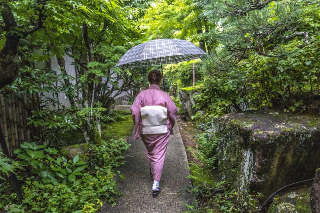 La anfitriona con un kimono tradicional en Nagataki