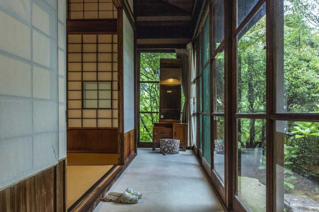 Un ryokan tradicional rodeado de naturaleza