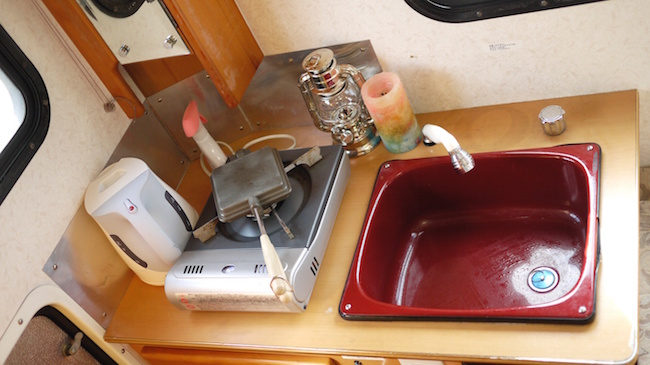 El fregadero y un gas para cocinar