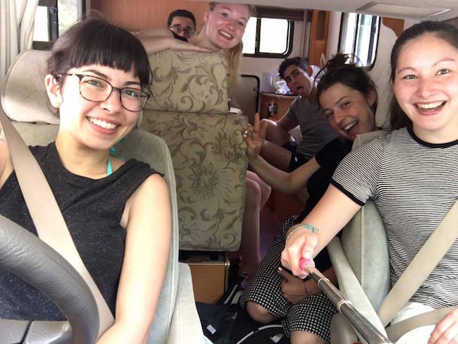 Amigos viajando en autocaravana por Japón