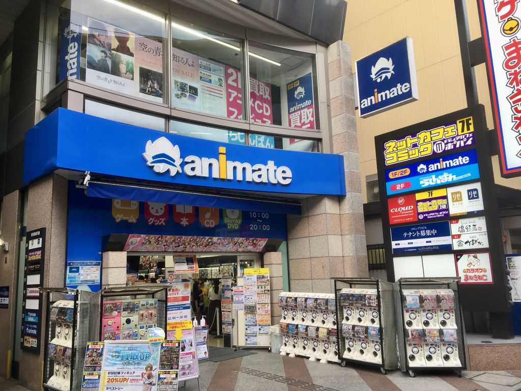 La tienda animate entre otras en una zona de figuras de anime en Japón