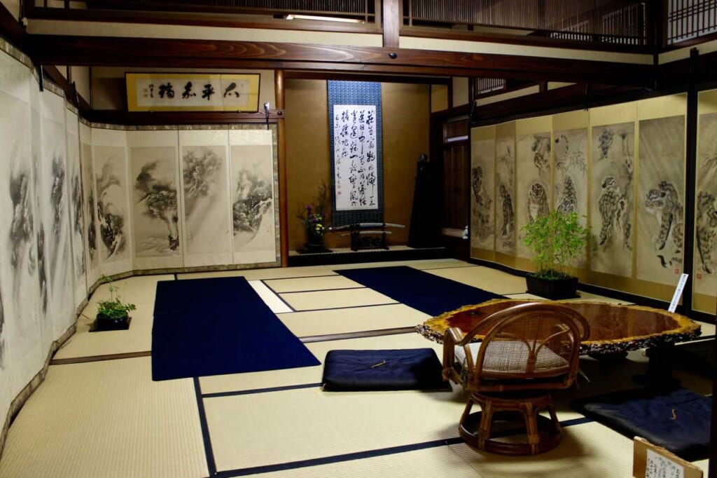 Increíble sala con byobu japoneses