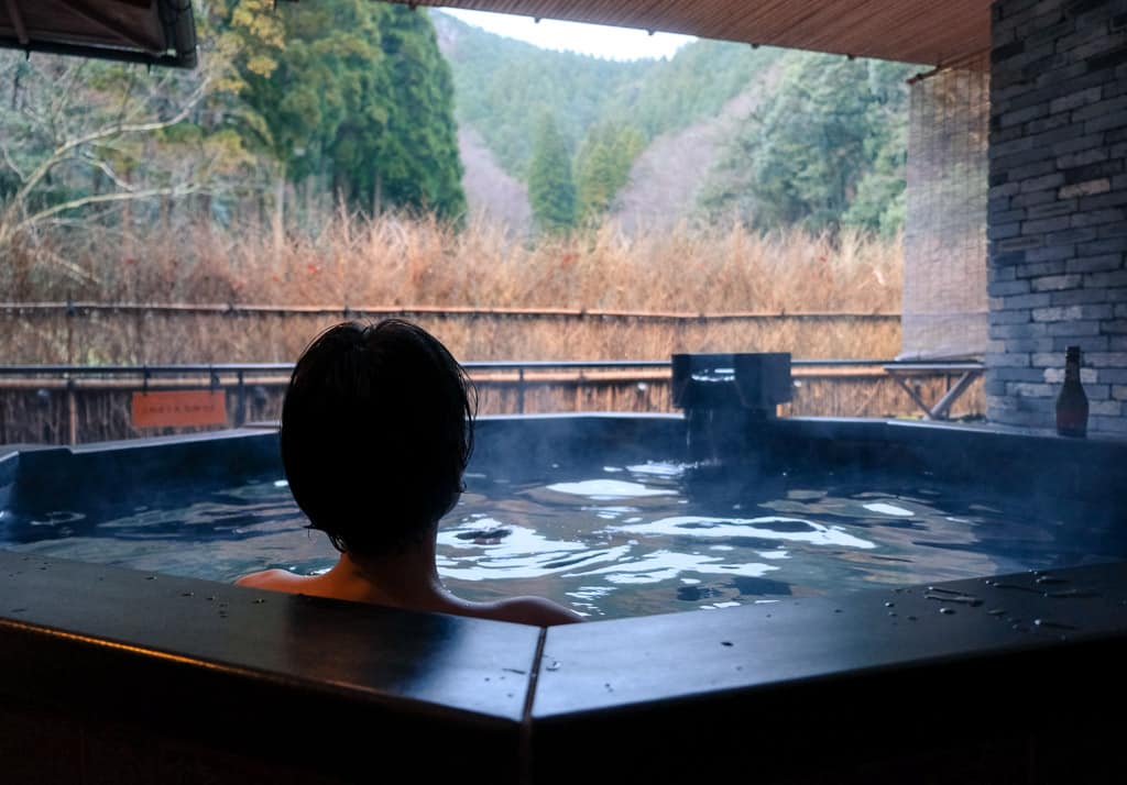Mika relajándose en un onsen de un ryokan