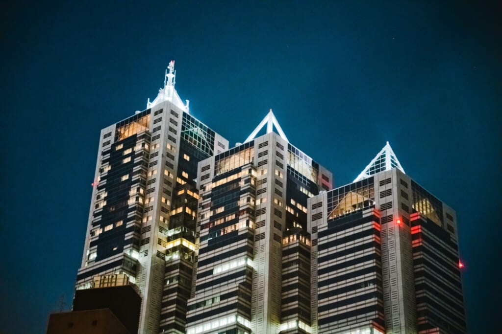 Los edificios del lujoso hotel Park Hyatt de Tokio, uno del os posibles alojamientos en Japón