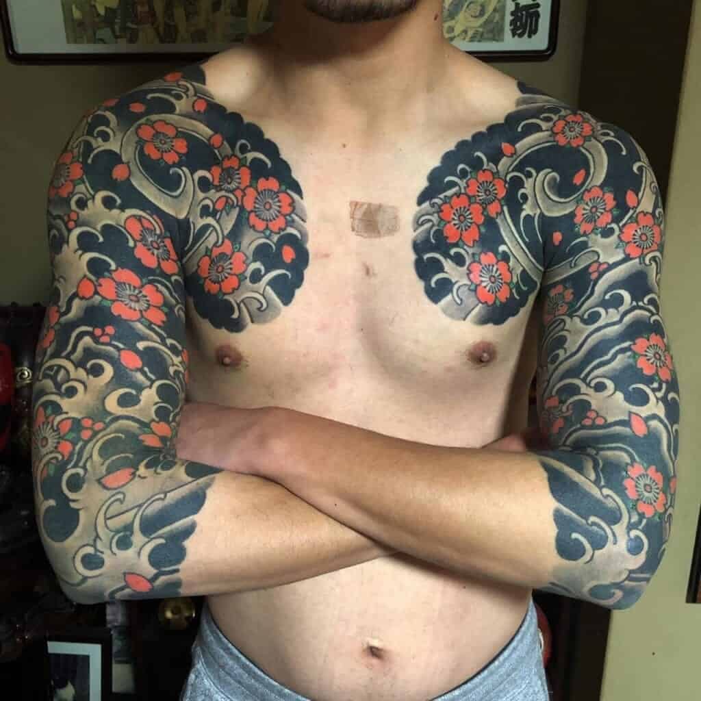 Tatuaje japonés tradicional con motivo de Sakura 