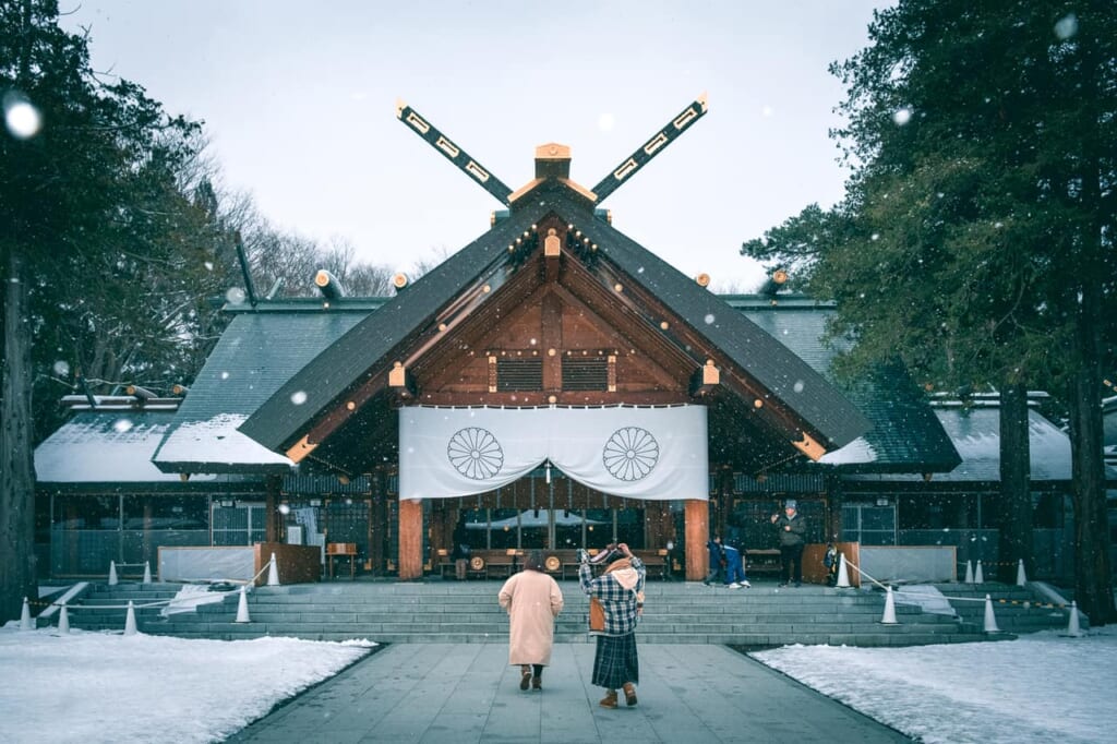Un santuario con nieve en Hokkaido