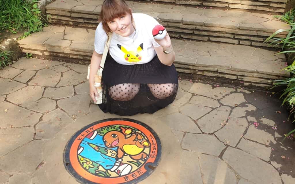 Claudia con una alcantarilla de Charmander