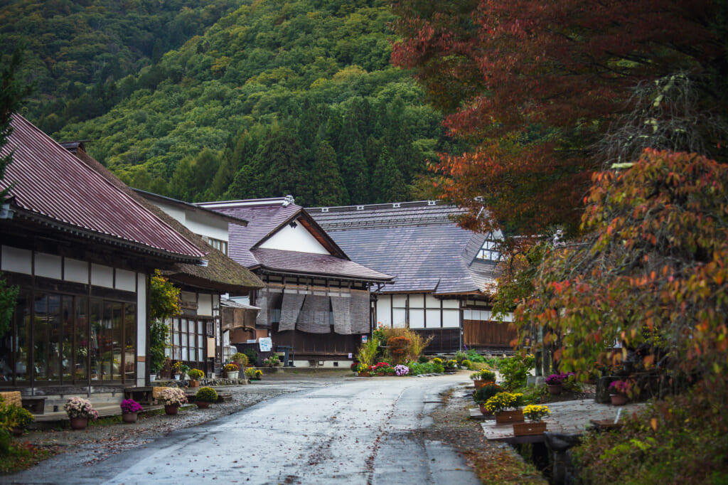 camino con casas del pueblo ouchi juku
