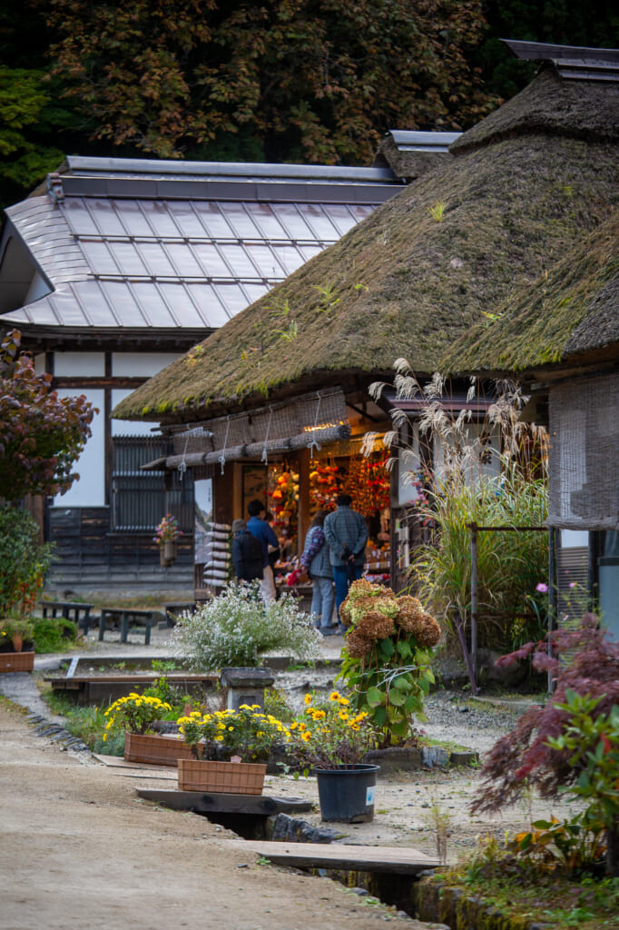 personas comprando en una tienda de souvenirs de ouchi juku