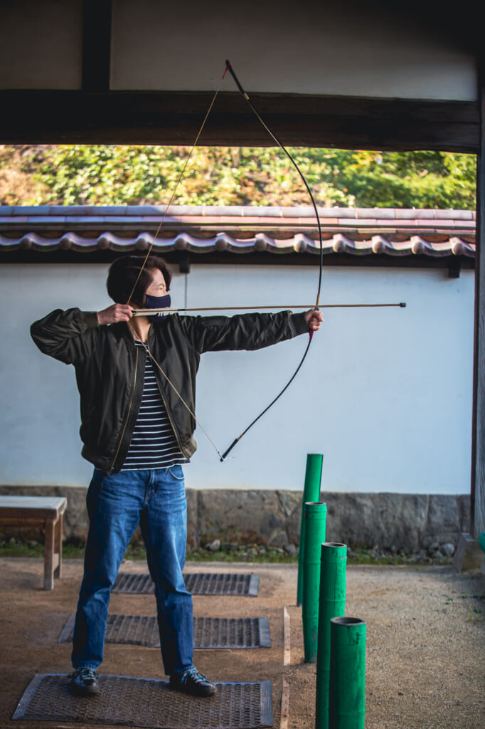 mujer con arco practicando kyudo