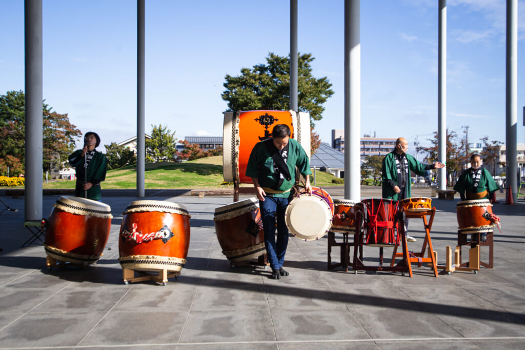 cuatro personas con tambores 