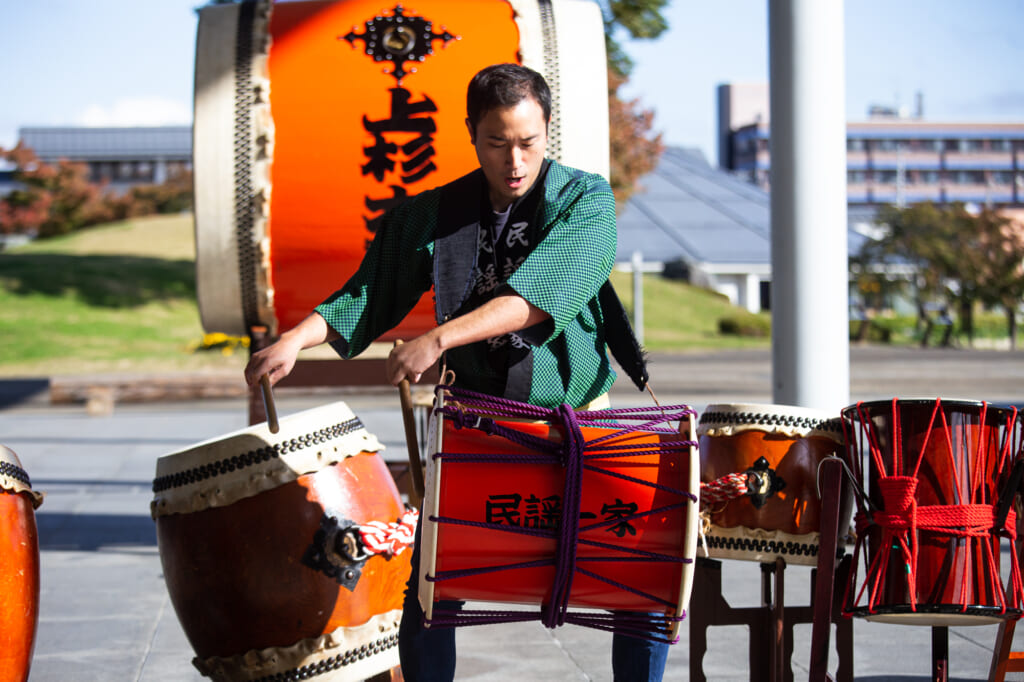 hombre tocando el tambor