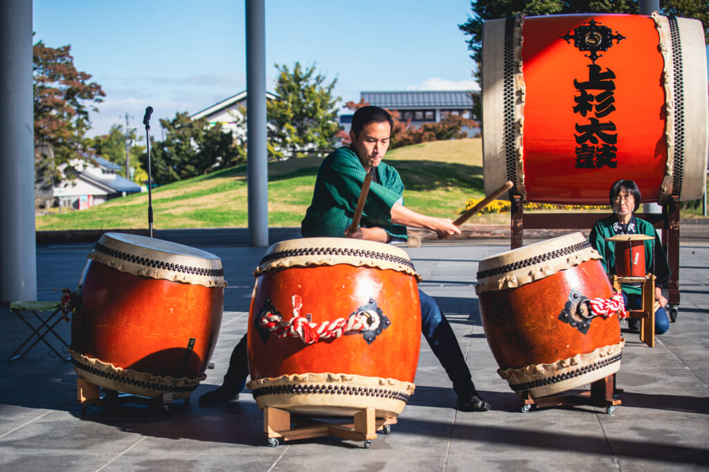 hombre tocando dos tambores al mismo tiempo