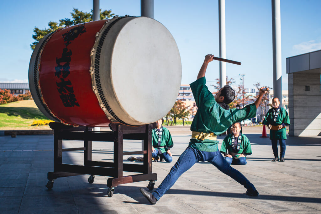 hombre tocando un enorme tambor